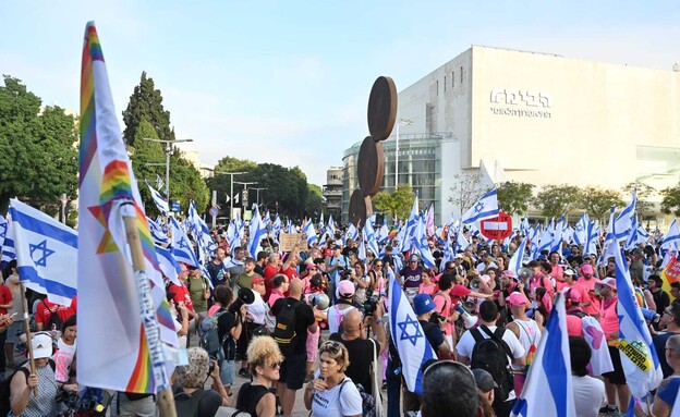 יום ההתנגדות בתל אביב - מפגינים בכיכר הבימה  (צילום: יוסי זליגר, TPS)