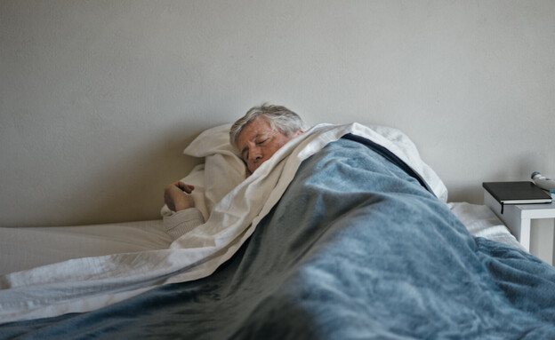 מדוע אנחנו ישנים פחות בלילה? (צילום: ferrantraite, getty images)