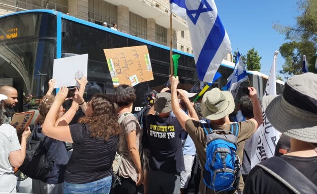 מפגינים מול בניין ההסתדרות בירושלים (צילום: מחאת הסטודנטים)