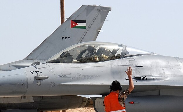 מטוס F-16 של חיל האוויר הירדני באזראק, צפון ירדן