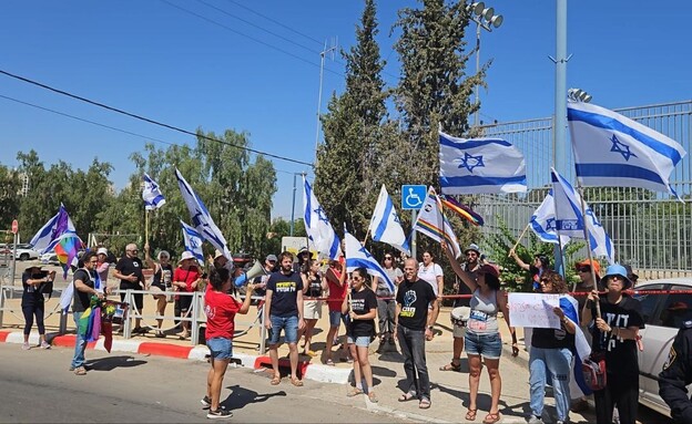 מפגינים מחוץ למוזיאון אנז"ק בבאר שבע