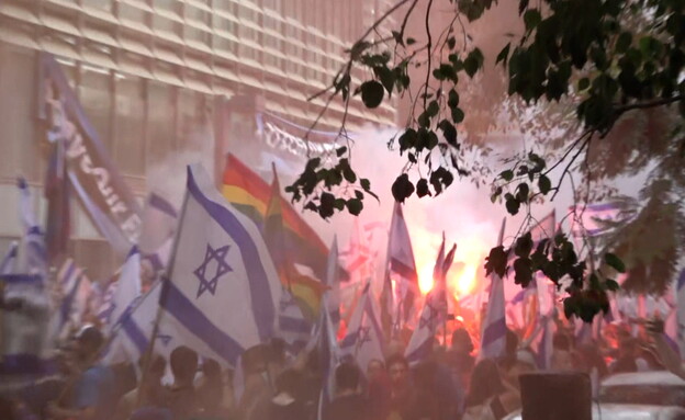 יום ההתנגדות בתל אביב - מפגינים בבורסה (צילום: n12)