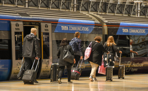 רכבת להית'רו לונדון (צילום: Ceri Breeze, shutterstock)