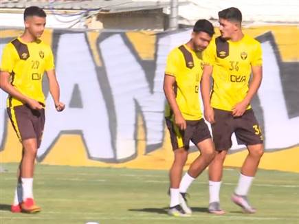 השחקנים עלו לדשא