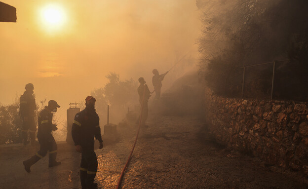 כבאים נלחמים בשרפות בהרים שליד אתונה ביוון (צילום: רויטרס)