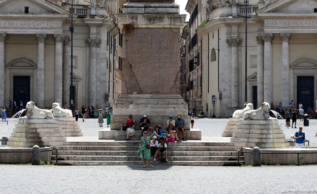 תיירים מסתתרים מהשמש ברומא, במהלך גל החום (צילום: רויטרס)