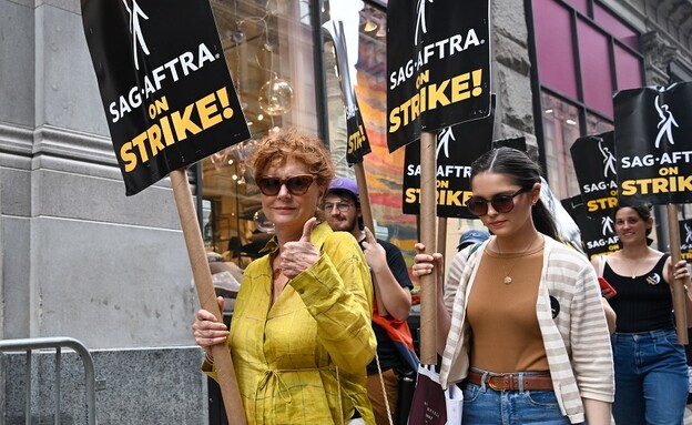 סוזן סרנדון מפגינה מול משרדי נטפליקס, שביתת השחקנים בהוליווד (צילום: Alexi Rosenfeld, getty images)