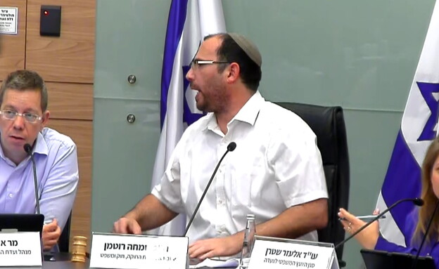 שמחה רוטמן קם באמצע הועדה ופונה ליועמ"שית (צילום: ערוץ הכנסת)
