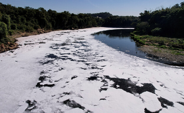 קצף רעיל שהתפשט על מי נהר בברזיל (צילום: רויטרס)