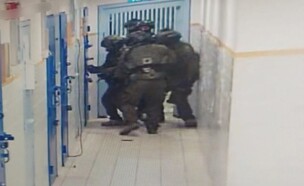 שב"ס במבצע יזום בתאי האסירים שברחו מכלא גלבוע (צילום: דוברות שב"ס )