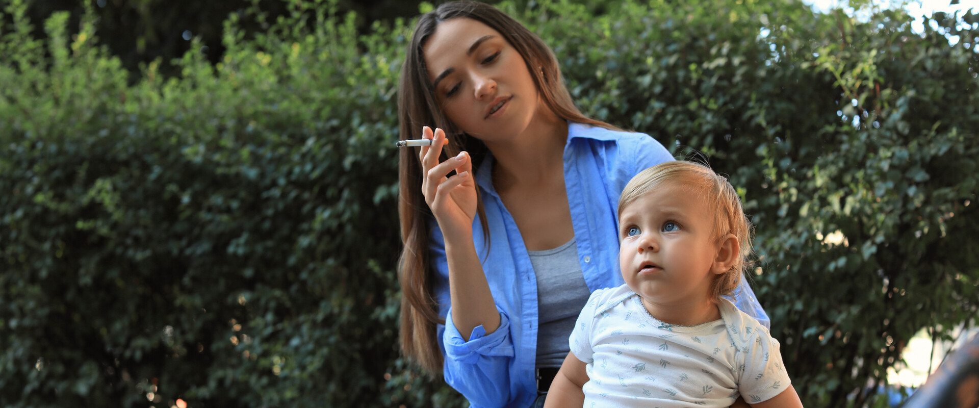 אימא מעשנת, מטפלת מעשנת (צילום: 123rf)