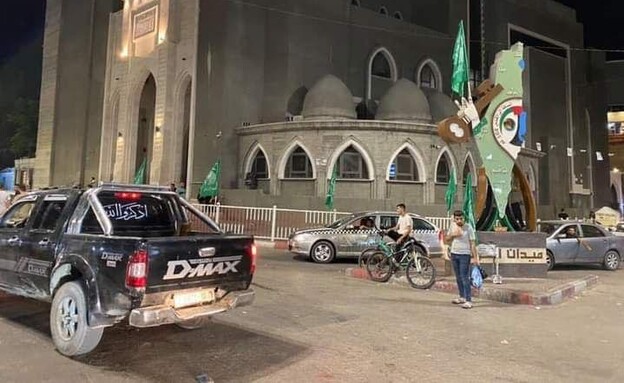 אחרי המהומות - דגלי חמאס נתלו סמוך למסגד אל-עודה