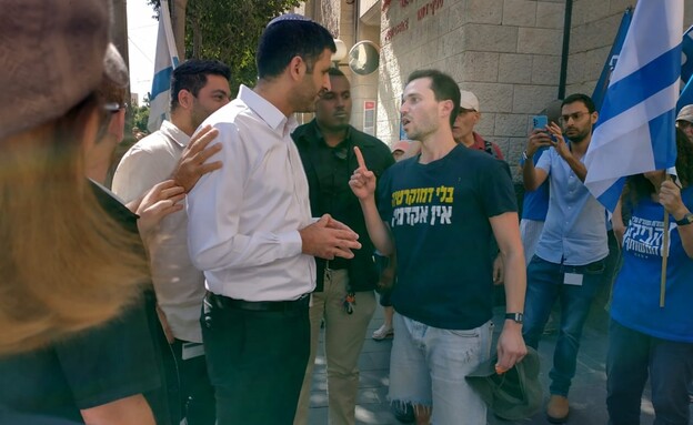 קרעי יצא לדבר עם המפגינים בירושלים (צילום: מחאת הסטודנטים)