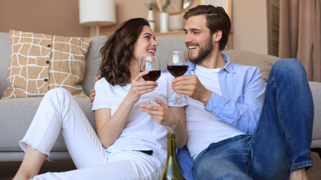 זוג שותה יין בבית זוג שותה יין בבית