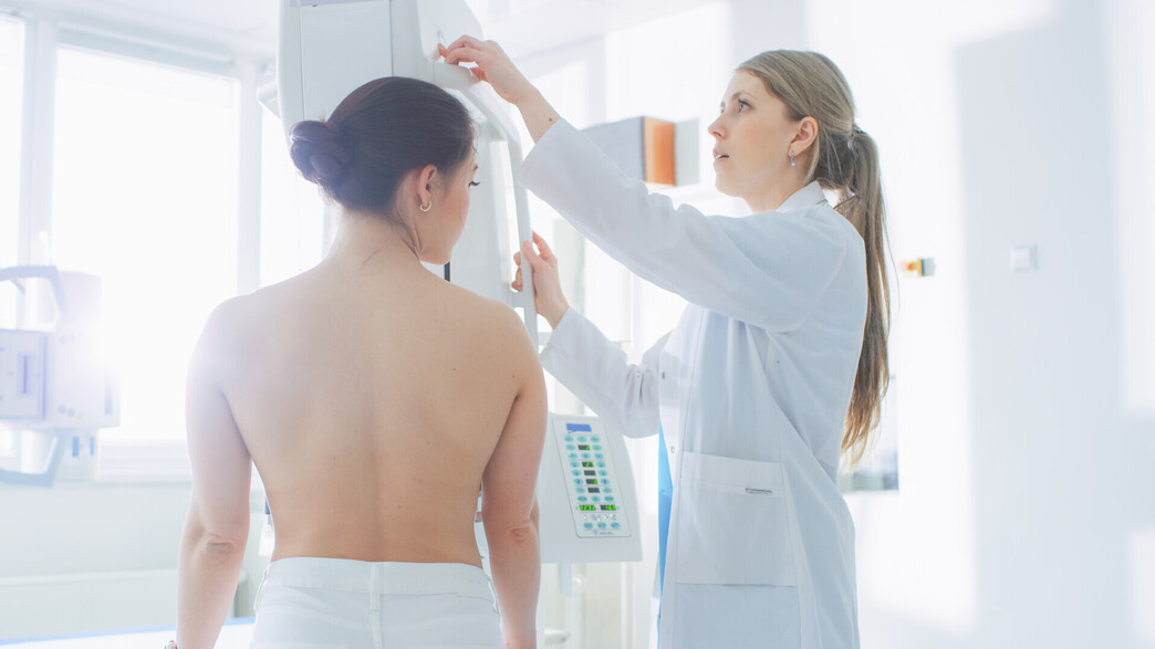 אישה בבדיקה רפואית אישה בבדיקה רפואית