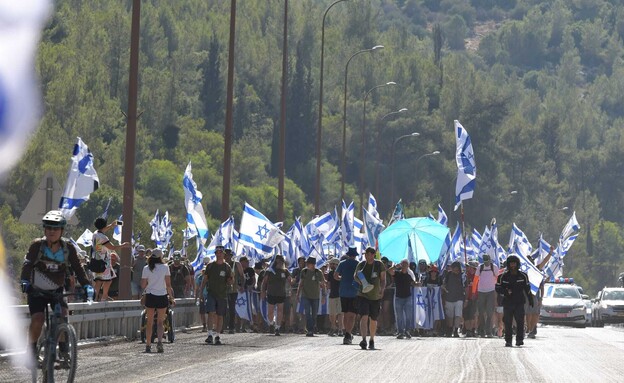 מפגינים צועדים על כביש 1 (צילום: עמוס גיל)