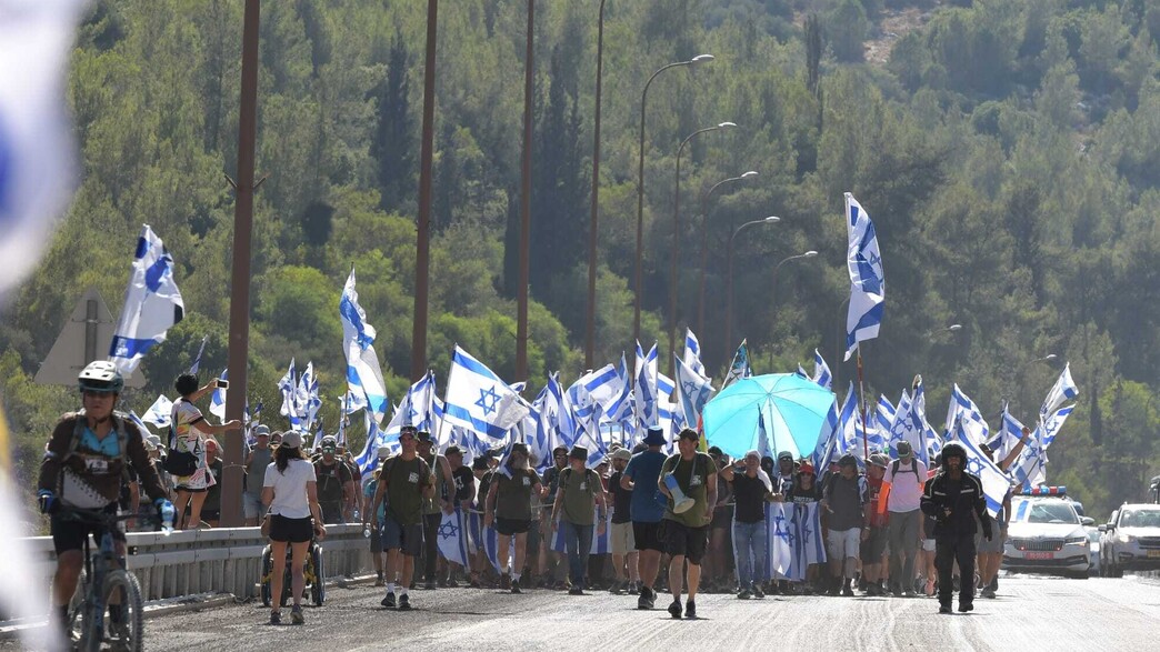 מפגינים צועדים על כביש 1 מפגינים צועדים על כביש 1