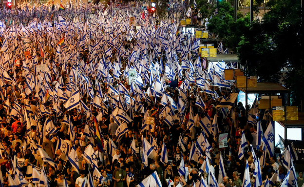 במחאה נגד הרפורמה המשפטית בתל אביב (צילום: reuters)