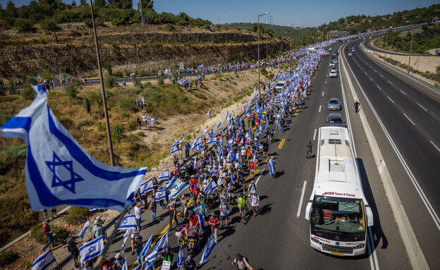 הצעדה בכביש 1 נגד המהפכה המשפטית (צילום: יונתן זינדל, פלאש 90)