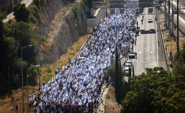 הצעדה בכביש 1 נגד המהפכה המשפטית (צילום: Yonatan Sindel, flash90)