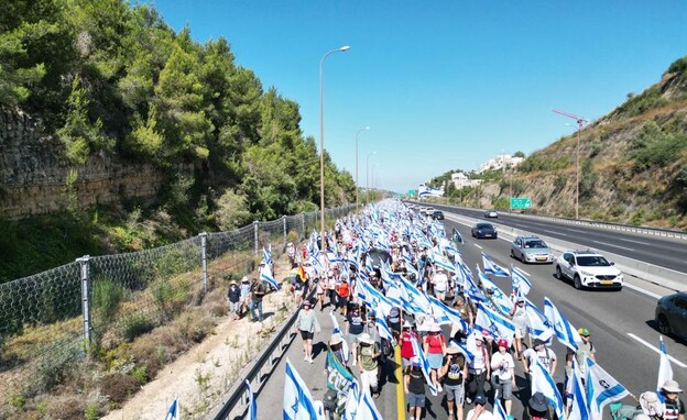 הצעדה בכביש 1 נגד המהפכה המשפטית (צילום: מישל בראונשטיין)