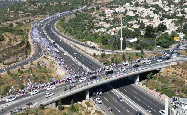 הצעדה בכביש 1 נגד המהפכה המשפטית (צילום: רעיה ברקן)
