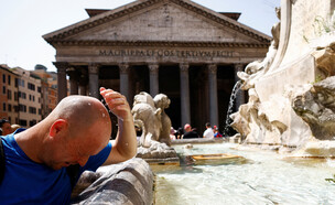 תיירים רוחצים במזרקות ברומא, במהלך גל החום (צילום: רויטרס)