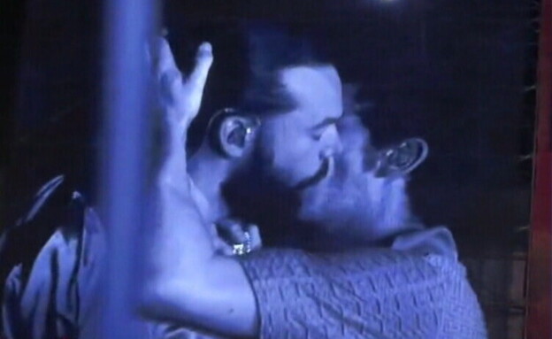 חברי להקת 1975 מתנשקים על הבמה (צילום: לפי סעיף 27א' לחוק זכויות יוצרים)