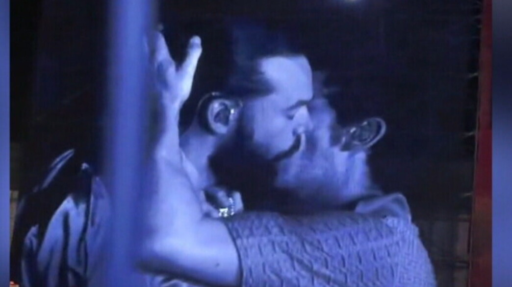 חברי להקת 1975 מתנשקים על הבמה