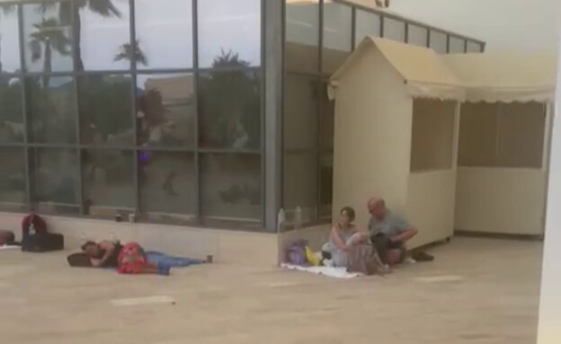 תיירים ישנים על הרצפה ברודוס (צילום: חן פרחי)