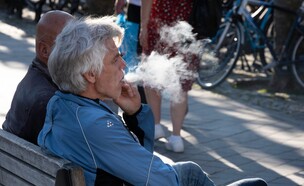 גבר מעשן (צילום: Henk Vrieselaar, shutterstock)