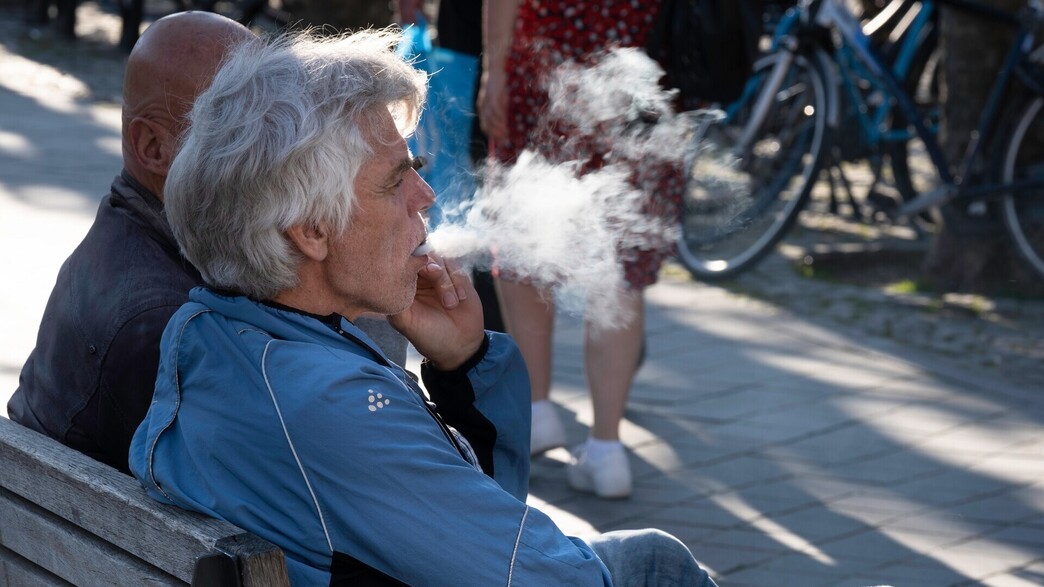 גבר מעשן (צילום: Henk Vrieselaar, shutterstock)