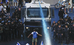 הפגנות מול הכנסת (צילום: AP)