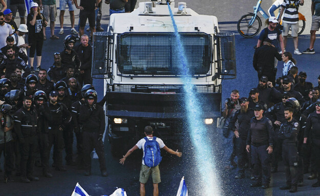 הפגנות מול הכנסת (צילום: AP)
