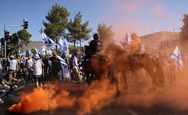 מפגינים נגד המהפכה המשפטית חוסמים את הכניסות לכנסת (צילום: חיים גולדברג, פלאש 90)