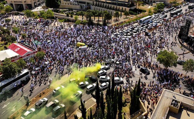 מפגינים בירושלים לאחר אישור החוק (צילום: reuters)