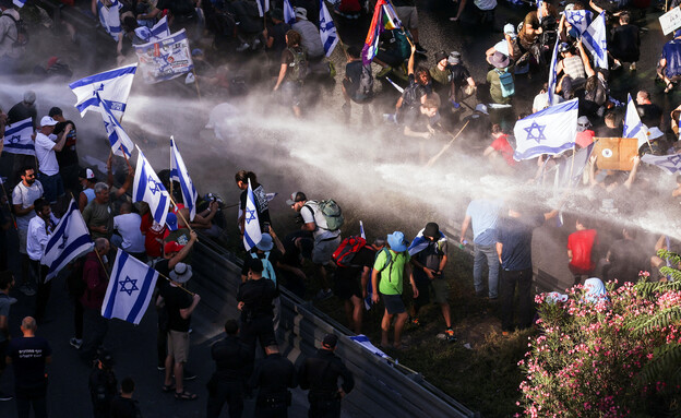 מכתזית מופעלת על מפגינים בכביש בגין בירושלים (צילום: reuters)