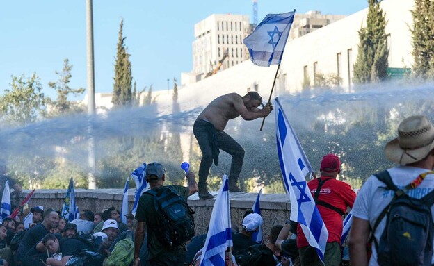 מכתזית מופעלת על מפגינים בכביש בגין בירושלים (צילום: יואב דודקביץ', TPS)