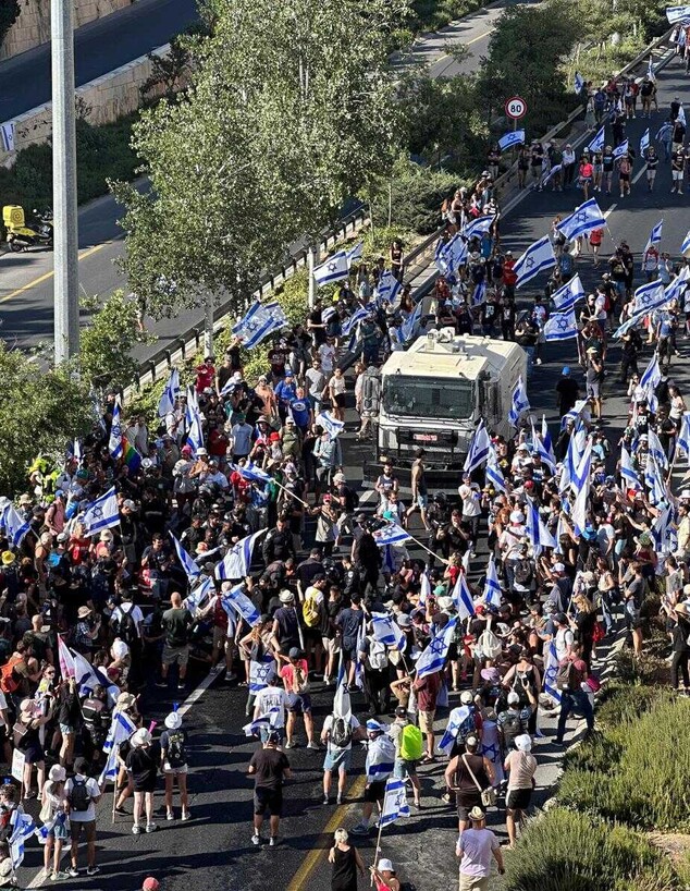 מפגינים חוסמים את כביש בגין בירושלים (צילום: ענבל אורפז)