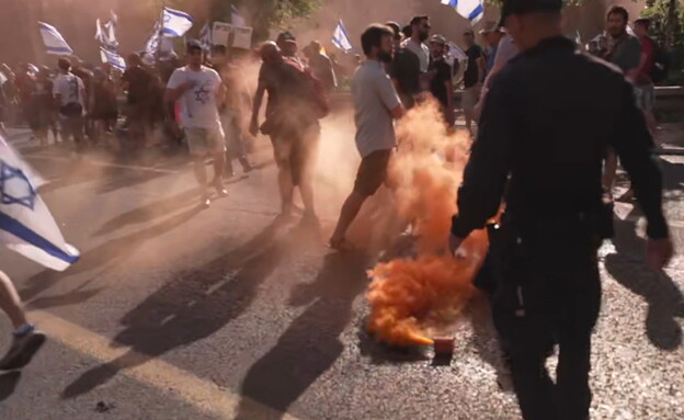 עימותים בין שוטרים למפגינים שחוסמים את כביש בגין  (צילום: n12)