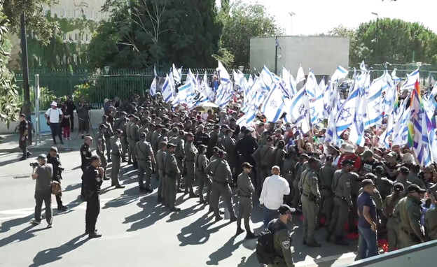 שוטרים חוסמים את המפגינים ליד הכנסת (צילום: N12)