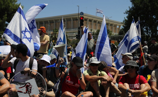 מפגינים מול הכנסת לאחר ביטול עילת הסבירות (צילום: Mostafa Alkharouf/Anadolu Agency via Getty Images)