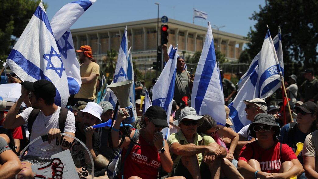 מפגינים מול הכנסת לאחר ביטול עילת הסבירות מפגינים מול הכנסת לאחר ביטול עילת הסבירות
