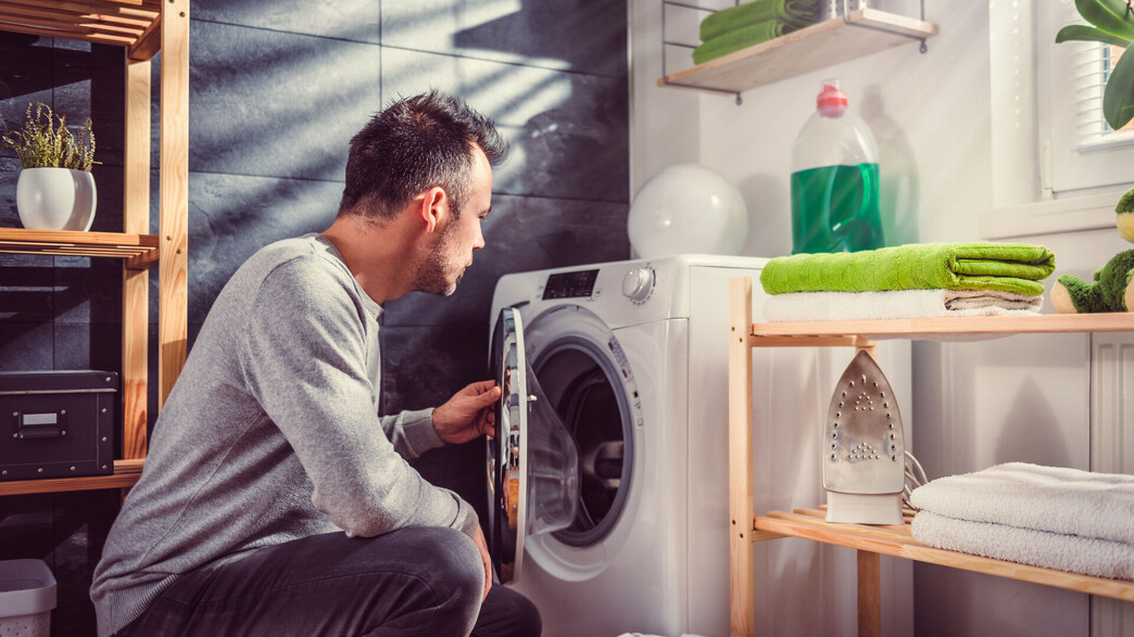 גבר עושה כביסה, מכונת כביסה גבר עושה כביסה, מכונת כביסה