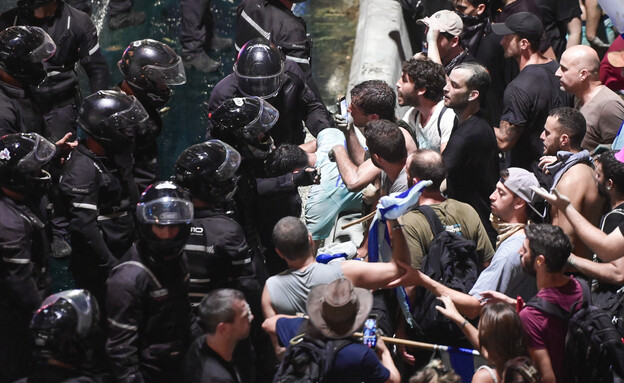 מפגינים נגד המהפכה המשפטית על איילון (צילום: אבשלום ששוני, פלאש 90)
