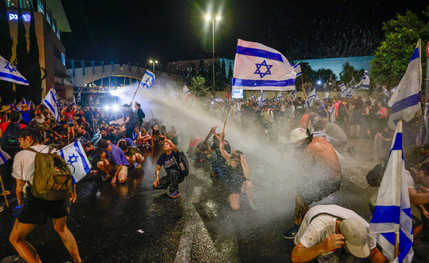 מפגינים נגד המהפכה המשפטית ליד משכן הכנסת בירושלים (צילום: חיים גולדברג, פלאש 90)