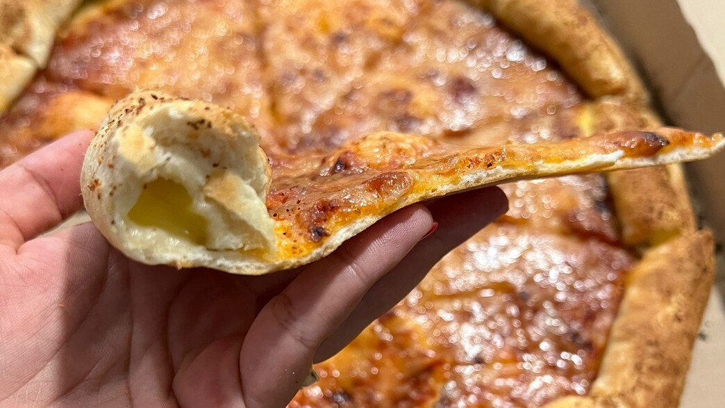 פיצה האט טבעונית. קראסט ממולא פיצה האט טבעונית. קראסט ממולא