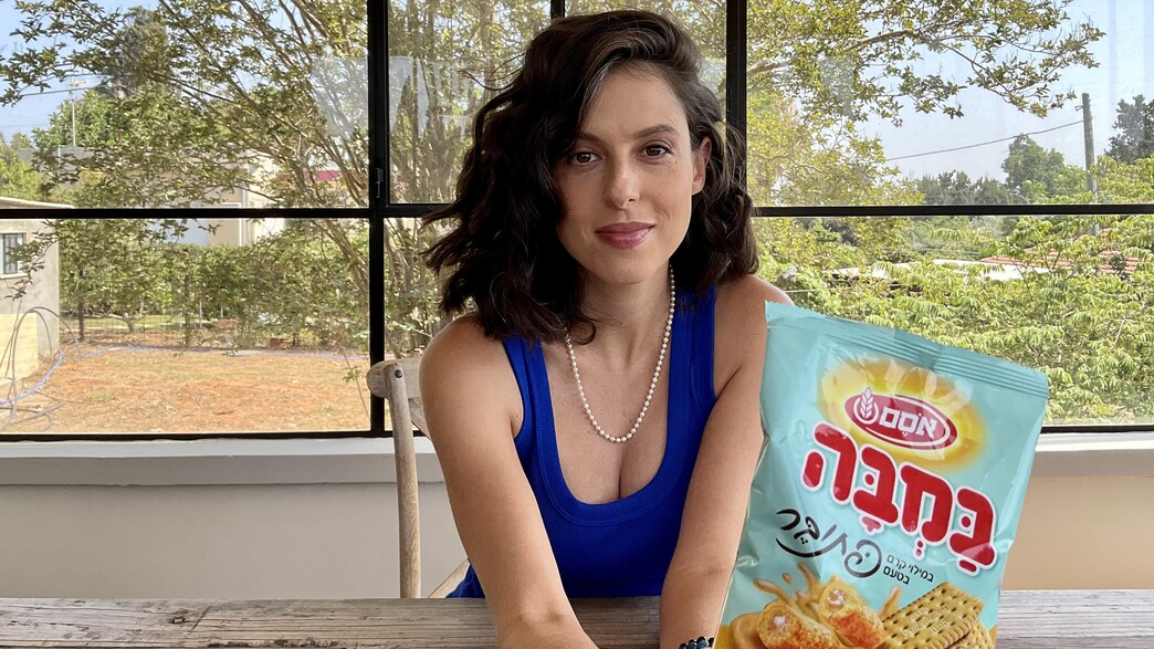 ריטה טועמת במבה במילוי פתי בר