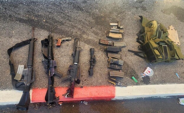 הנשקים שנתפסו ברכב המחבלים בניסיון הפיגוע בשומרוני (צילום: דובר צה"ל)