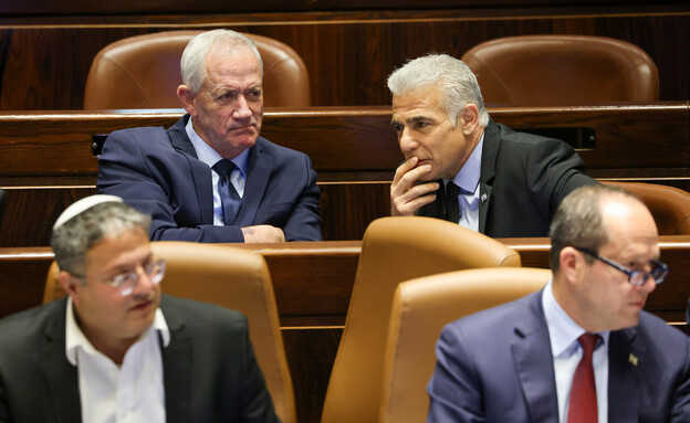 לפיד וגנץ משוחחים בכנסת (צילום: Israeli Parliament (Knesset)/Anadolu Agency via Getty Images)